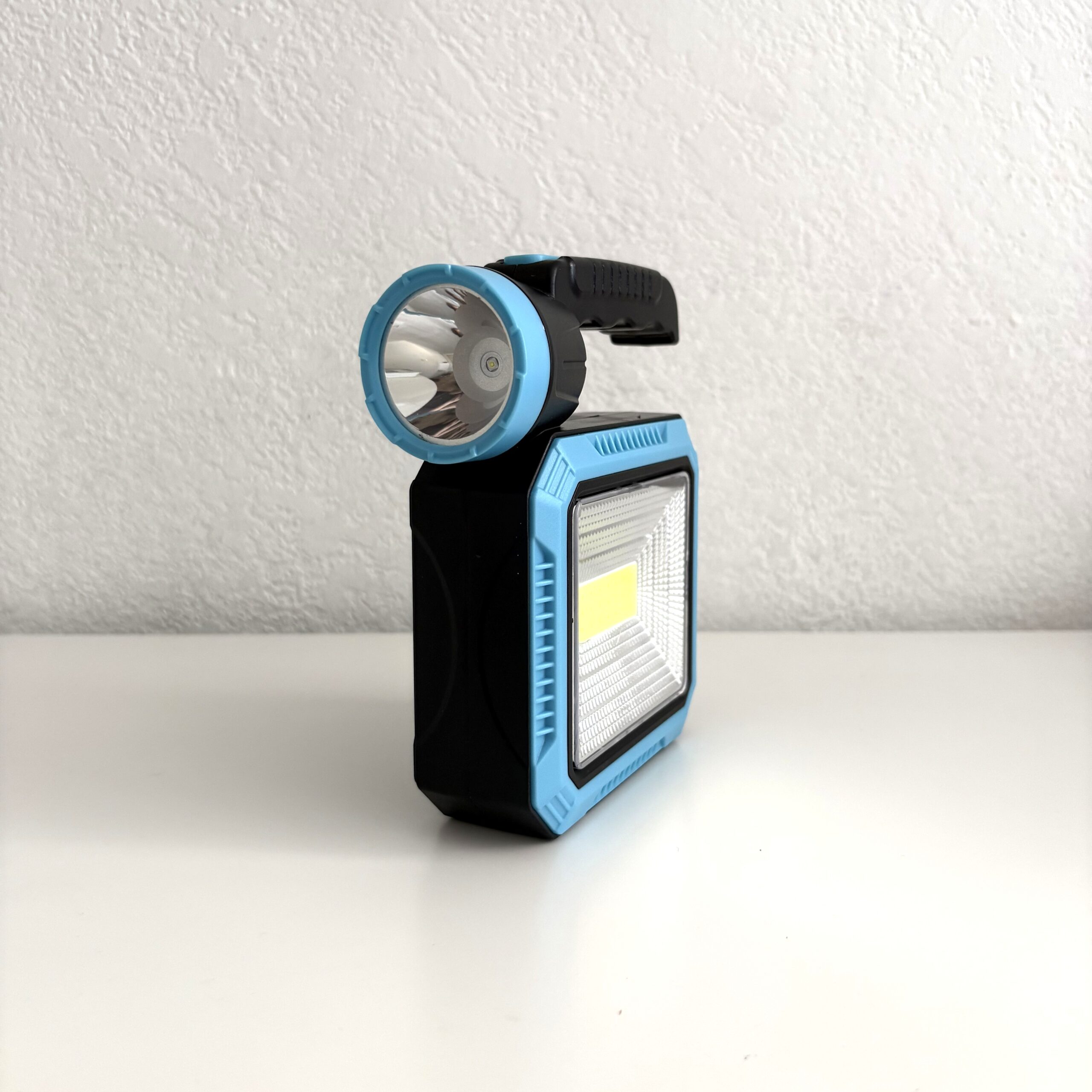 Lámpara LED Multifuncional con Carga Solar - Imagen 1